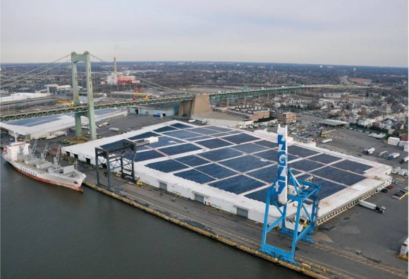Gloucester Marine Terminal, přístavní skladiště v New Jersey, USA, se může pochlubit největší střešní solární elektrárnou ve Spojených státech, foto: Independence Solar