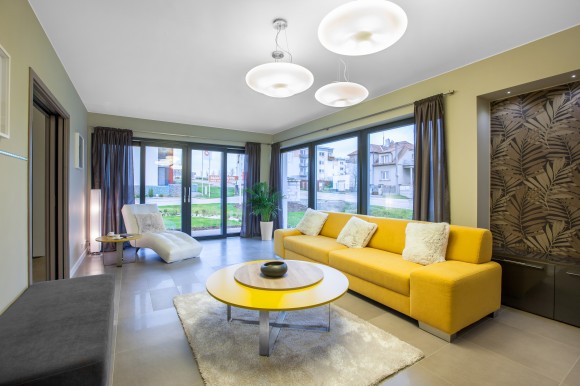 Obývací pokoj ukázkového domu. foto: Schneider Electric