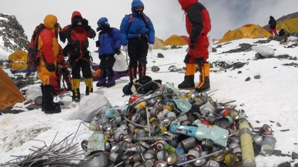 „Mount Everest navštíví ročně stovky horolezců. Teď budou muset cesotu dolů sbírat odpadky.“ foto: (c) freejunkremovalquotes.com