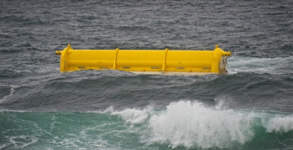 Prototyp vlnové elektrárny Oyster 800 během testování na Orknejích. foto: AquamarinePower