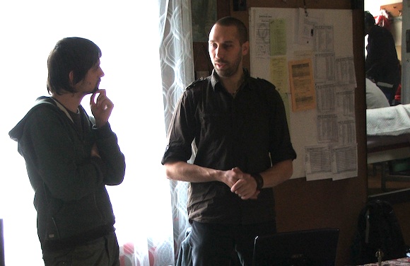 Petr Skořepa (vpravo), organizátor kurzu přírodního stavitelství a především zkušený stavitel, foto: Ekologické bydlení