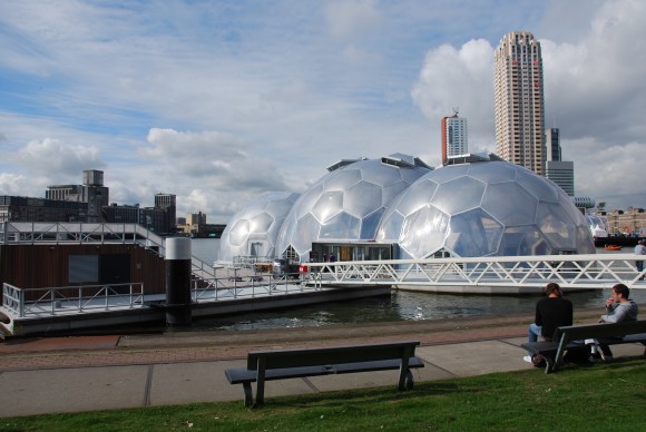 Plovoucí pavilon je  objektem, který by mohl pro Rotterdam představovat novou cestu rozvoje města v příštích desetiletích. foto: Jacobine Das Gupta, licence Creative Commons