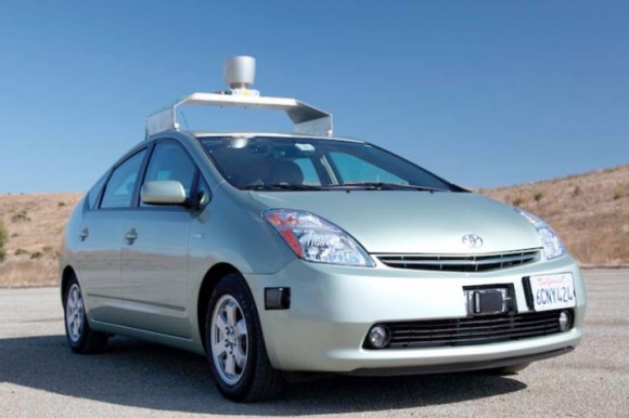 Robotické auto Google v podobě modelu Toyota Prius hybrid. Google dnes provozuje celou flotilu samořídících robotických aut, foto: Google