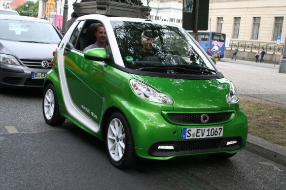 Smart ED - elektromobil třetí generace. Cena přibližně 530 000 Kč, dostupný v ČR. Zde při našem testování v Berlíně. foto: Hybrid.cz