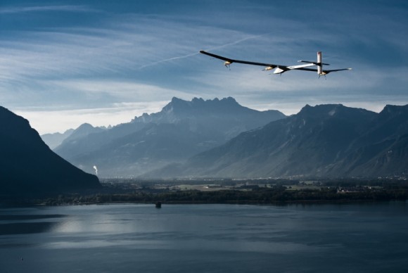 Solární letadlo Solar Impulse už dnes hravě zvládá tisícikilometrové vzdálenosti. foto: Solar Impulse / Revillard