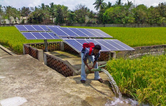 „Šestadvacet milionů zastaralých dieselových čerpadel by indická vláda ráda nahradila ekologickými, solárními.“ Zdroj: Aurore.in