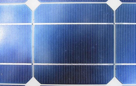 Solární článek v solárním panelu, detail, foto: Utente:Jollyroger, licence Creative Commons