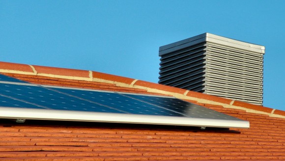 Chcete si sami nainstalovat na vlastní střechu za vlastní peníze zakoupenou solární elektrárnu? NESMÍTE! foto: fabiennew/sxc.hu