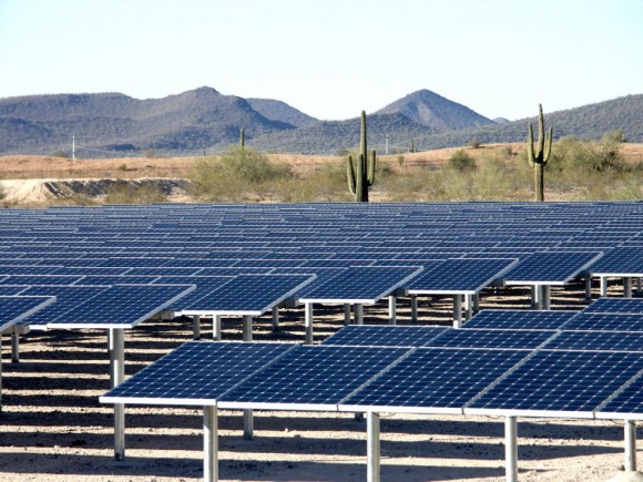Oblast Antelope Valley v Kalifornii v oblasti Los Angeles patří k nejprosluněnějším, i proto zde funguje nebo plánuje velké množství projektů solárních elektráren. Důležitá je i blízkost Los Angeles, kde je možné elektřinu spotřebovat. foto: SunPower
