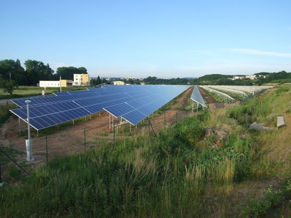 Solární fotovoltaická elektrárna (FVE) v České Skalici, okres Náchod. foto: Kozuch, licence Creative Commons Uveďte autora-Zachovejte licenci 3.0 Unported