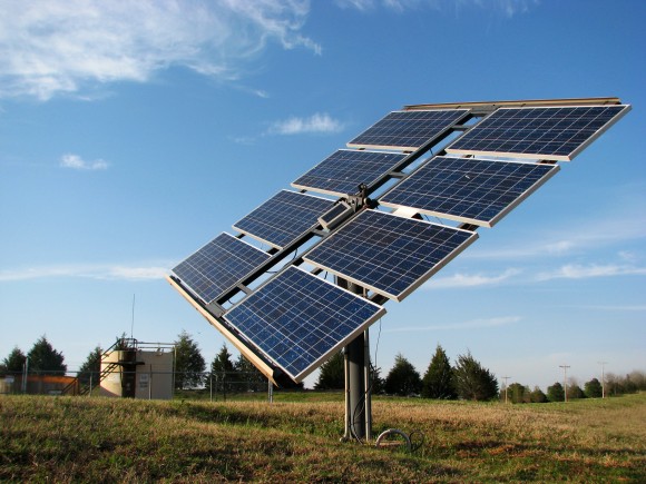 Fotovoltaický solární panel na tzv. trackeru, který sleduje pohyb slunce a tím zvyšuje účinnost panelu, foto: dynamix/sxc.hu