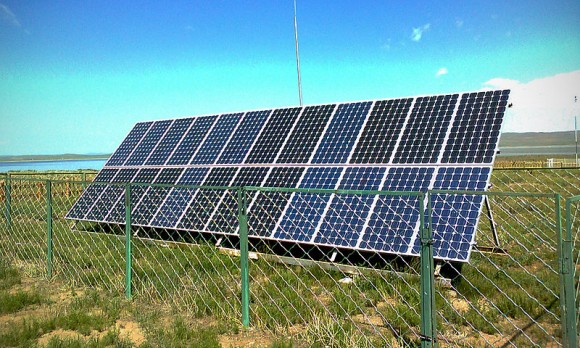 Technologie solárních panelů je dnes rozšířená celosvětově. Zde ukázka malé solární elektrárny u mongolského jezera. foto: Chinneeb, licence Creative Commons Attribution-Share Alike 3.0 Unported, wikimedia