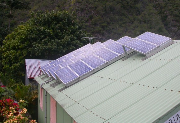 Solární panely na střeše zahradní garáže, foto: M Mastrilli, wikipedia, licence Creative Commons 3.0 Unported
