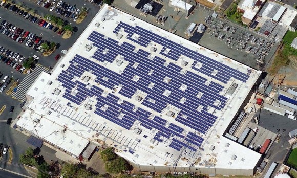 Solární panely na jednom z mnoha tisíc obchodních domů Walmart, foto: Walmart