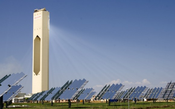 Solární termální elektrárna Solucar o výkonu 11 MW ve Španělsku. Elektřinu vyrábí od roku 2007 poblíž Seville. Španělsko je evropským lídrem termální solární energetiky. Foto: Afloresm