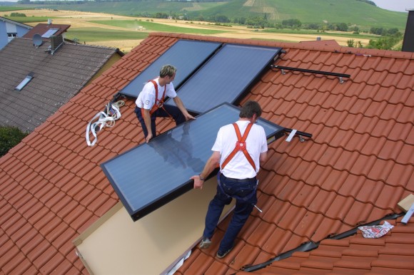 Instalace solárního systému pro ohřev vody na střechu rodinného domu. foto: ENBRA