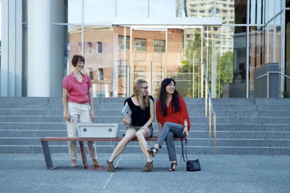 soofa - aneb chytrá městská lavička, která vám třeba i dobije mobilní zařízení
