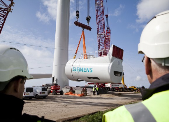 Stavba první 6MW pobřežní větrné turbíny Siemens. SWT-6.0-120 výrazně snižuje náklady na instalaci větrných elektráren v pobřežních vodách. foto: Siemens