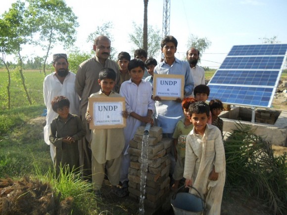 Solární vodní čerpadlo zajistí vodu mnoha rodinám v Pákistánu, foto: Phaseun GmbH