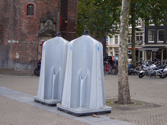 „Náměstí La Place de la Bourse zatím zdobí první exempláře urinátorů. Brzy by jich v Amsterodamu měly být desítky.“ foto: Os Rúpias, licence CC BY-ND 2.0