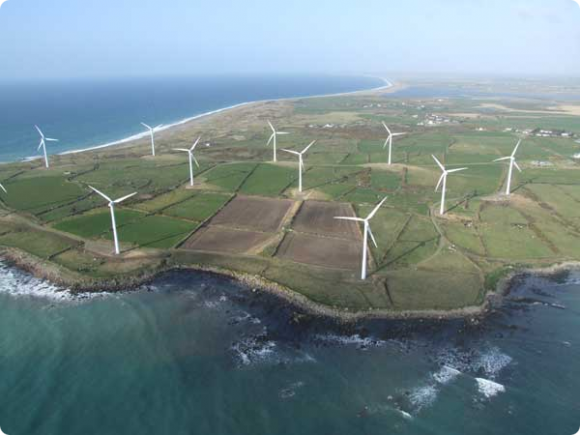 Větrná farma Carnsore v Irsku - podobných jsou tam desítky. Země je chce nyní využívat ještě efektivněji. foto: Frank O'Brien, Ask about Ireland
