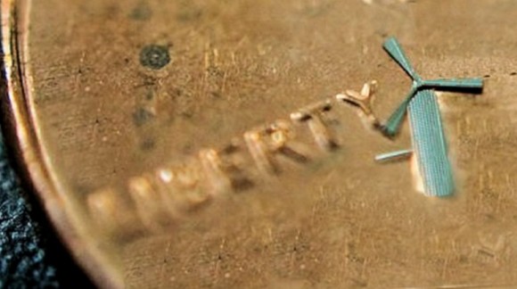 Větrná mikroturbína na pozadí mince v hodnotě 1 amerického centu. foto: University of Texas, Arlington