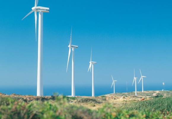 Větrné elektrárny na pobřeží, turbíny jsou značky Vestas. Tato dánská firma je největším výrobcem větrných turbín na světě. foto: Vestas
