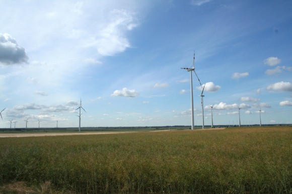 Lidem v USA a Austrálii (a nejen tam) vadí větrné elektrárny jako takové, ne hluk, který vydávají. Větrné turbíny v okolí Vídně. foto: Jan Horčík