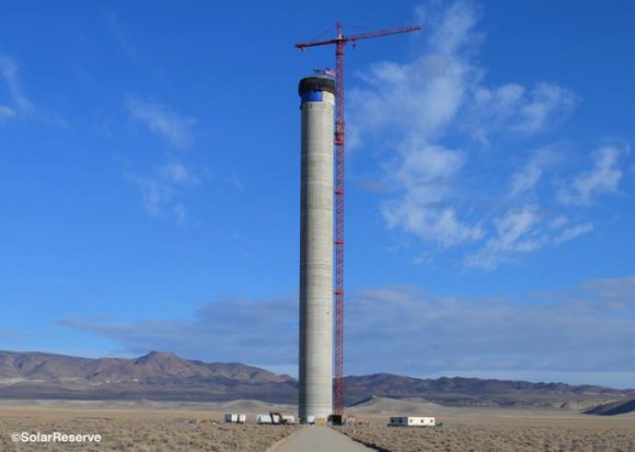 Věž koncentrační solární elektrárny Crescent Dunes od SolarReserve, foto: SolarReserve