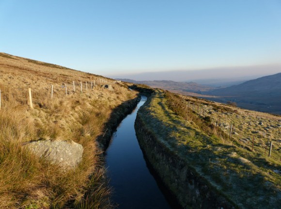 Umělý vodní kanál v Británii, poblíž města Conwy, foto: Gareth Jones, Creative Commons License