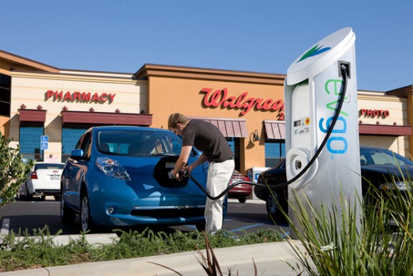Více dobíjecích stanic znamená větší ochotu klientů investovat do pořízení elektromobilu. Zdroj: Nissan/Walbergs
