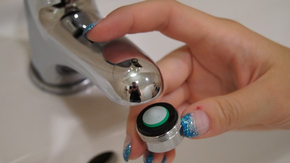 Perlátory - šetřiče vody - je snadné instalovat téměř na kterýkoliv typ běžné vodovodní baterie. foto: Watersavers