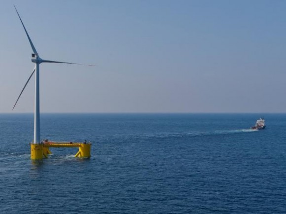 Prototyp plovoucí větrné turbíny WindFloat je tažen na širý oceán, foto: Principle Power