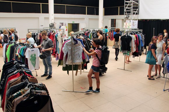 Letošní letní minivydání módního bazaru ÝBRKÝBL se uskuteční  7. a 8. srpna v kavárně Nudný otec v Dobrovského ulici na Letné.
