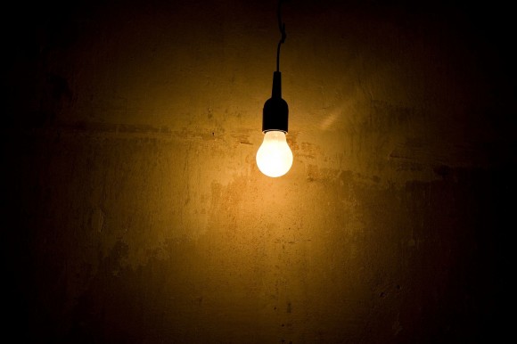 Osamělá žárovka - pomohou omezení v Číně snížit celosvětovou spotřebu energie, a tedy i emise? foto: sxc.hu/thatmytur