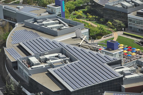 Google solární panely na střechách budovy společnosti