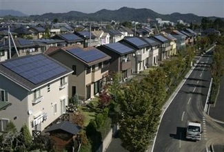 Japonsko - městečko Ota - domy vybavené solárními panely