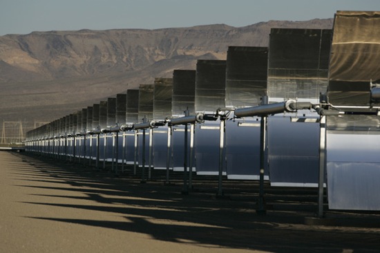 solární elektrárny v poušti Nevada postavená společností Acciona Solar Power