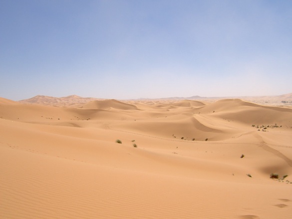 Ekologické bydlení - obrázky - solární enegie Maroko poušť Erg Chebbi