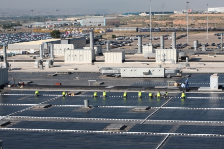 Solární elektrárna na střeše továrny General Motors