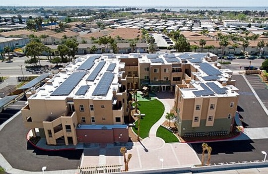 solární obytný komplex v San Diegu