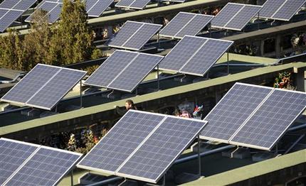 Španělsko - solární panely na hřbitově