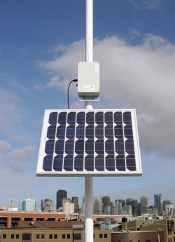 wi-fi router se solárními panely Meraki Solar