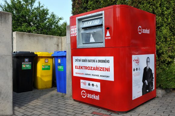 Červený elektrokontejner ASEKOL pro zpětný odběr elektroodpadu
