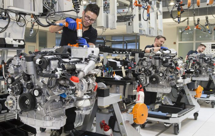 Výroba motorů v továrně Daimler. foto: Daimler