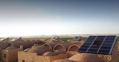„Nové pojetí egyptské architektury, kombinace tradičních prvků s moderním přístupem k obnovitelným zdrojům energie.“ Zdroj: KarmBuild