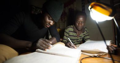 „Učit se večer při světle z čisté energie, bez hučení generátoru produkujícím toxické zplodiny.“ Zdroj: Solar Aid