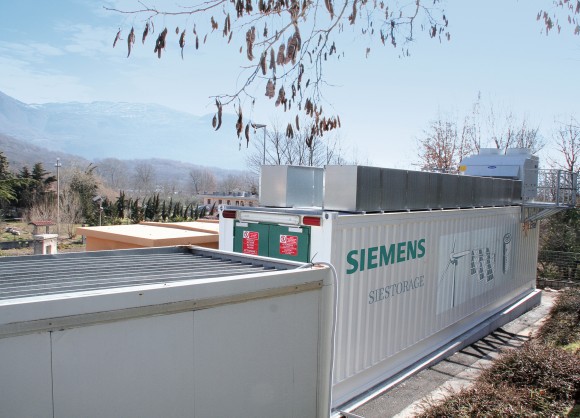 Rozměry obřího akumulátoru odpovídají klasickému lodnímu kontejneru. Tyto jednotky lze pro navýšení celkové kapacity dále spojovat až do součtu 2 MWh. foto: Siemens