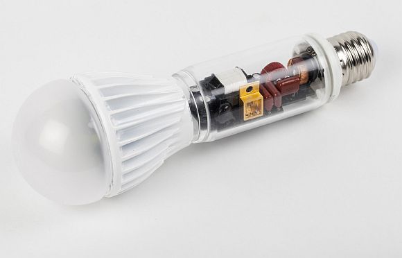 LED žárovka s gallium-nitrid tranzistorem