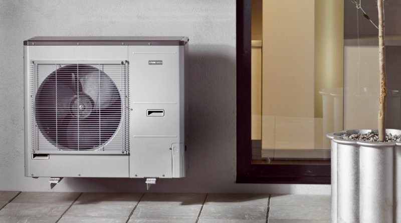 Vnější jednotka tepelného čerpadla vzduch-voda v systému Nibe Split